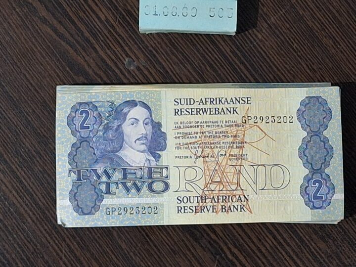 South Africa R2 Banknote Bundle