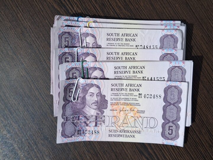 Early-1990s South Africa R5 Banknote Bundle (92 Notes)